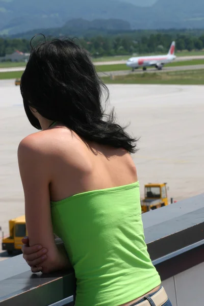 Flicka på flygplats — Stockfoto