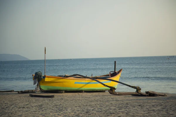 Barca in riva al mare — Foto Stock