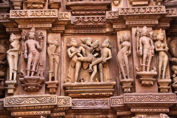 Beelden op tempel in khajuraho — Stockfoto