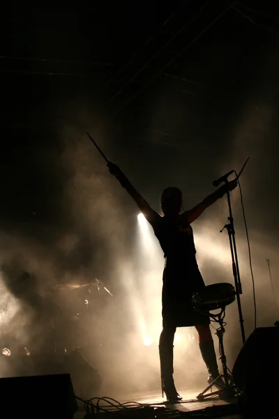 Mulher baterista no palco — Fotografia de Stock