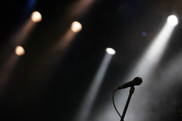Mikrofon på scenen — Stockfoto