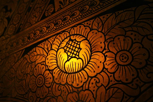 Цветочный узор в буддистском храме — стоковое фото