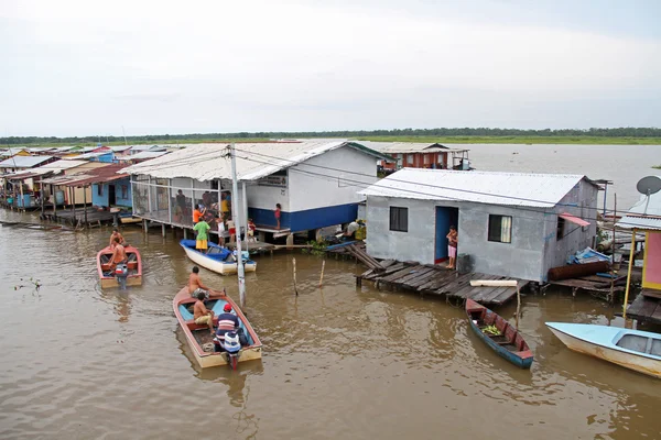 Home op de rivier — Stockfoto