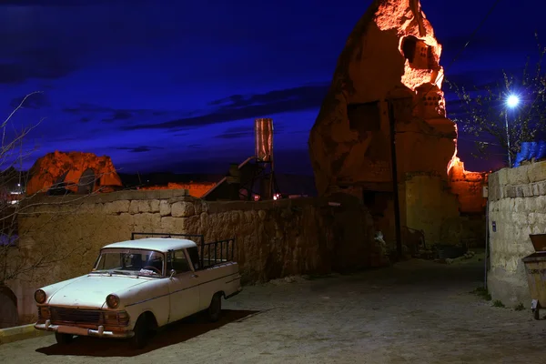 在 cappadokia 的车 — 图库照片