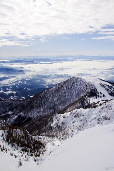 Montagne et une piste de ski — Photo