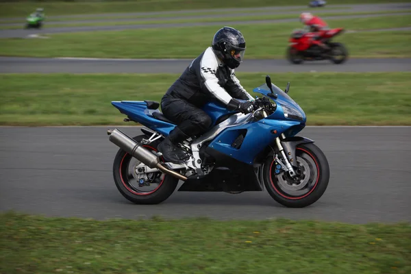 Person auf Motorrad unterwegs — Stockfoto