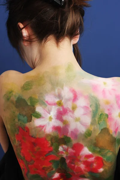 Цветы на спине девушки — стоковое фото