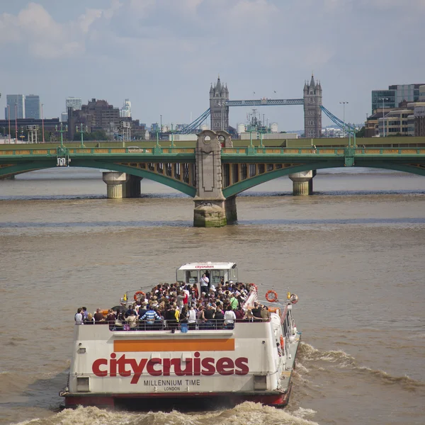 Barco Turístico em Londres — Fotografia de Stock