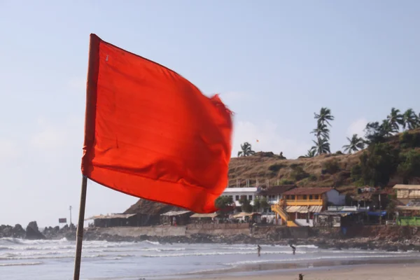 Drapeau rouge sur la plage — Photo