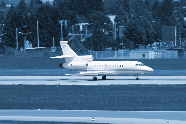 Personal jet landing — Stock Photo, Image