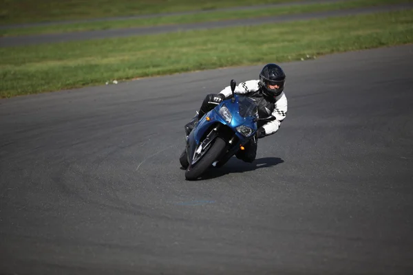 Pessoa que anda de moto — Fotografia de Stock