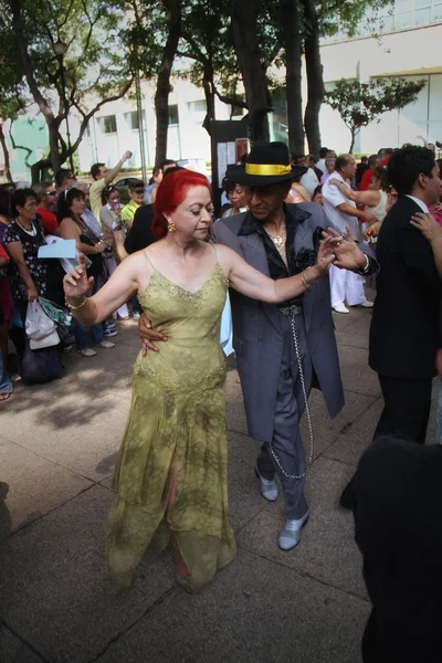 Casal cubano dançando Imagem De Stock