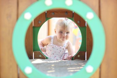 Peek bir boo parkında oynayan kız bebek