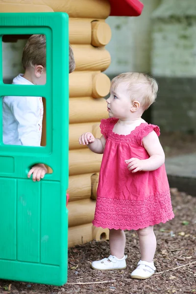 Girl plays with friend in playground — Stock Photo, Image