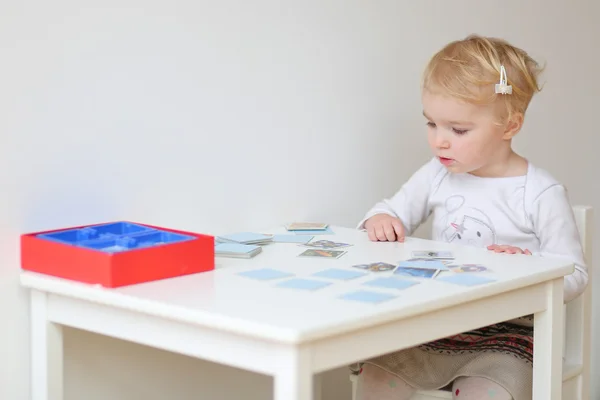 Chica jugando memoria juego — Foto de Stock