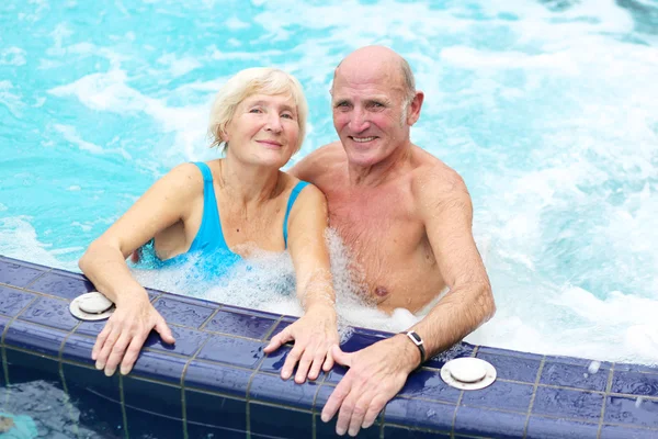 Coppia di anziani in piscina — Foto Stock