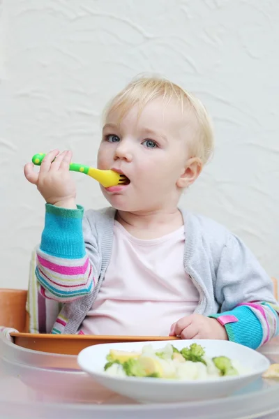 Meisje eten van verse groenten en fruit — Stockfoto