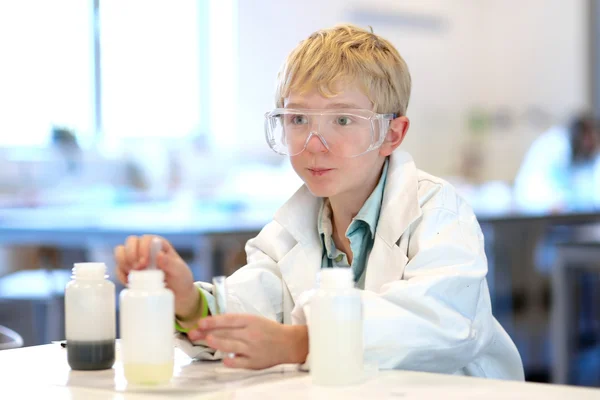 Estudiante haciendo experimentos en el laboratorio químico — Foto de Stock