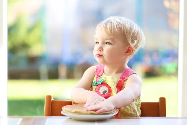 Menina comendo panquecas deliciosas — Fotografia de Stock