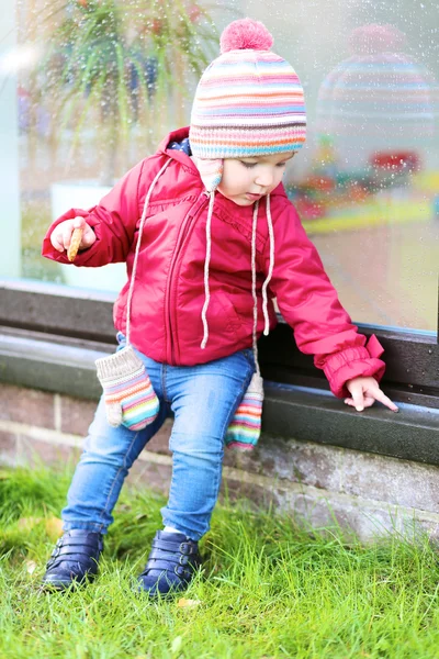 Girl plays sitting outside of the house — Stock Photo, Image