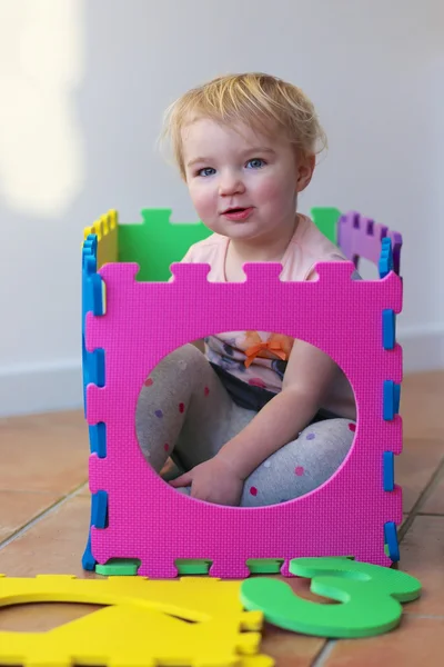 Mädchen spielen Verstecken — Stockfoto