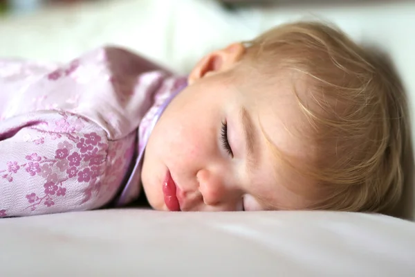 Baby girl peacefully sleeping in bed — Stock Photo, Image