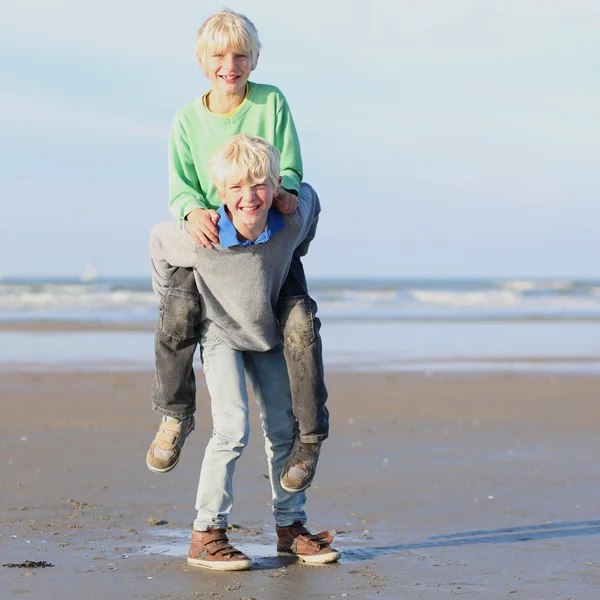 Brothers having fun playing on the beach — Stock Photo, Image