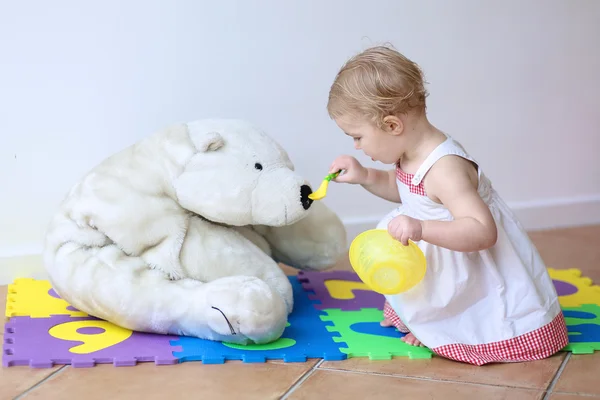 Teddybär mit Haferbrei vom Löffel — Stockfoto