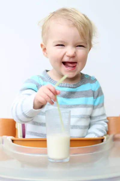 Meisje drinken melk uit het glas met stro — Stockfoto