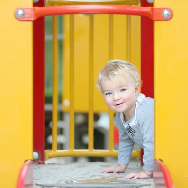 Meisje plezier op de speelplaats — Stockfoto