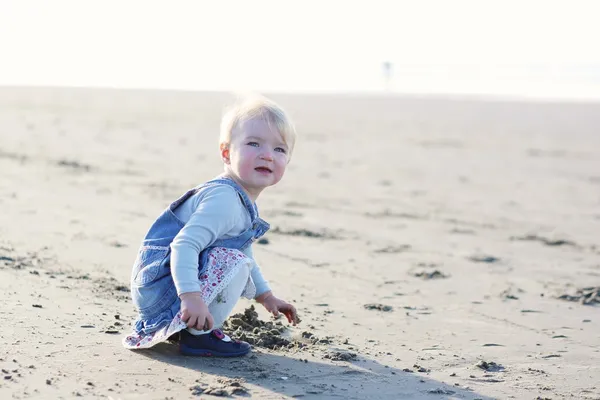 Dziecko dziewczynka grający na plaży — Zdjęcie stockowe