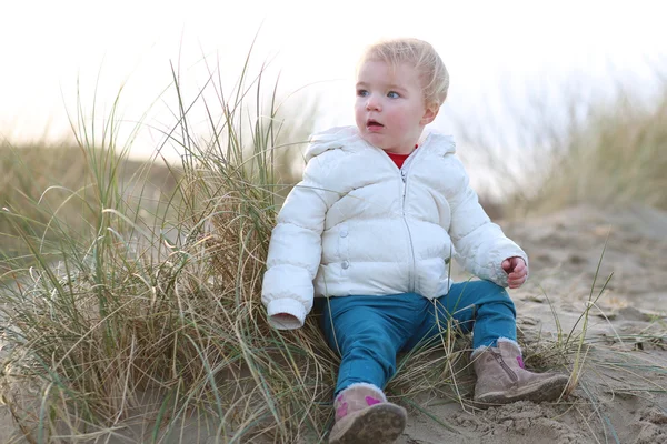 Girl hiding in the dunes — Stock Photo, Image