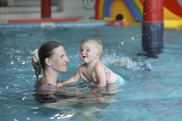 Mother teaching baby to swim — Stock Photo, Image