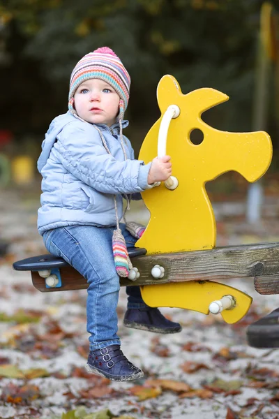 Baby flicka ha roligt på lekplatsen — Stockfoto