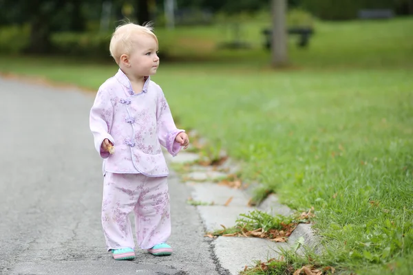 Baby flicka gå ensam på gatan — Stockfoto