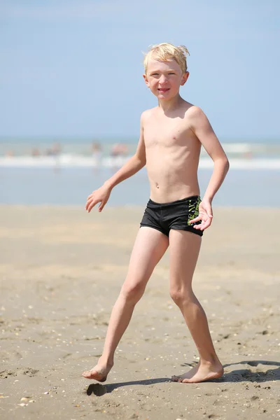 Ragazzo gioca sulla spiaggia — Foto Stock