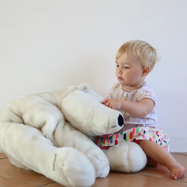 Meisje van de baby spelen met teddy bear — Stockfoto