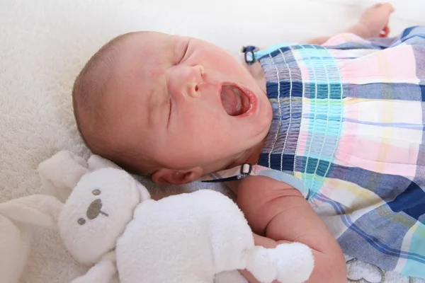 Baby flicka om med vit kanin leksak — Stockfoto