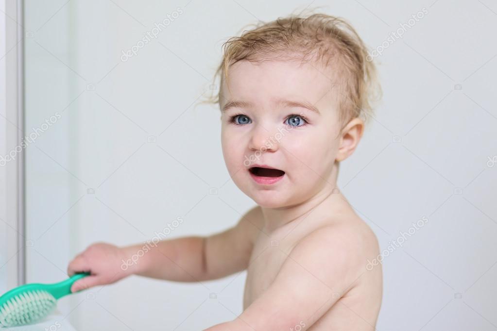 Kleinkind Mädchen im Badezimmer halten Haarbürste — Stockfoto ... Kleinkind Mädchen im Badezimmer halten Haarbürste — Stockfoto ...