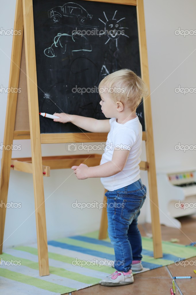 Bebe Fille Dessin A La Craie Et Des Crayons Sur Le Tableau Noir Image Libre De Droit Par Cromary C Bebe Fille Dessin A La Craie Et Des Crayons Sur Le Tableau Noir Image Libre De Droit Par Cromary C