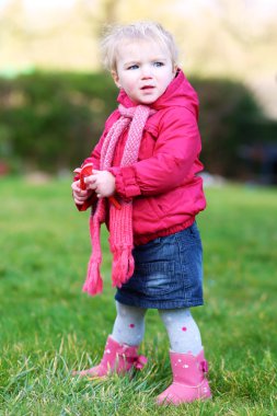 Kız bahçede oynuyor.