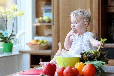 lezzetli salata yaprağı yiyen kız