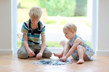 Kız kardeşi ile bulmacalar oynamak