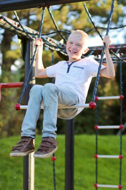 genç çocuk sportif oyun eğleniyor