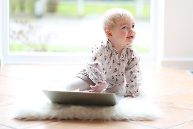 defter ile oynayan kız