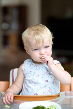 Kız lezzetli taze pişmiş brokoli besleme