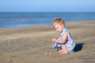 kabukları ile oynayan kız bebek