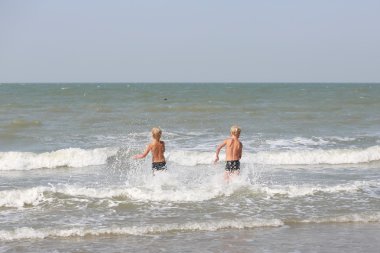 ikiz kardeşler birlikte denizde oynama