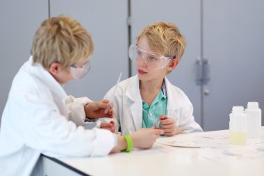 okul çocukları kimya laboratuarında deneyler yapma