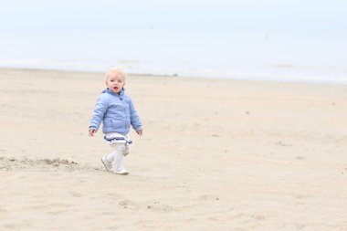 kız bebek huzurlu sonbahar kumsalda yürür